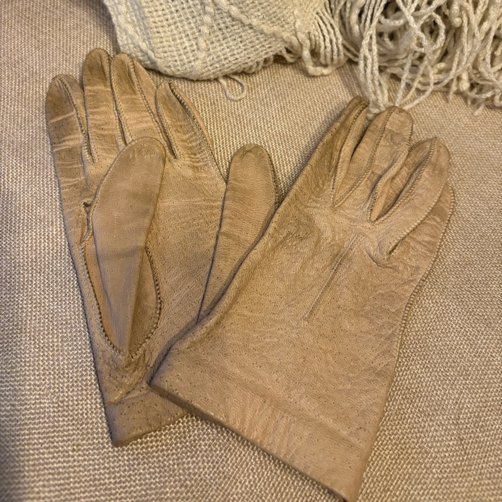 Leather driving gloves